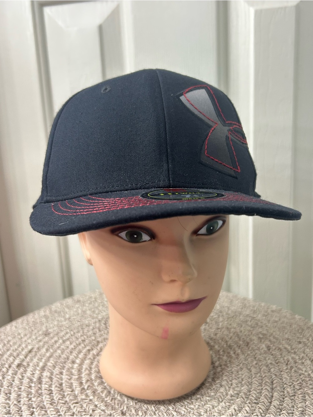 Under Armour Hat Cap Fitted Size 7 3/4 Black Big Red Stitched Logo NWT - Picture 2 of 8